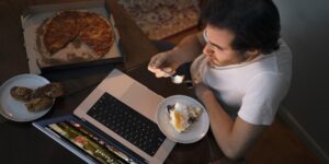 The habit of watching TV when eating